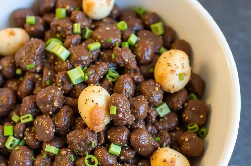 Industrieller Wohnraum mit weichen Textilien und warmem Licht als Kontrast