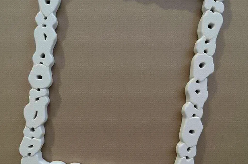 Detailaufnahme einer behandelten Ziegelwand mit sichtbarer Textur und Patina